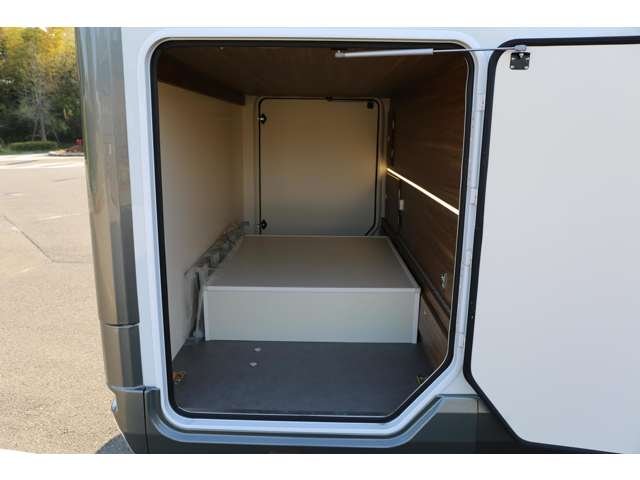 貫通トランク・エアコン室外機