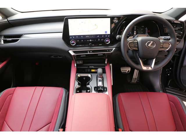 デジタルインナーミラー パノラミックビューモニター 三眼LEDヘッドライト おくだけ充電 後席エアシート ブラインドスポットモニター 純正ナビ 禁煙車 装備充実です!