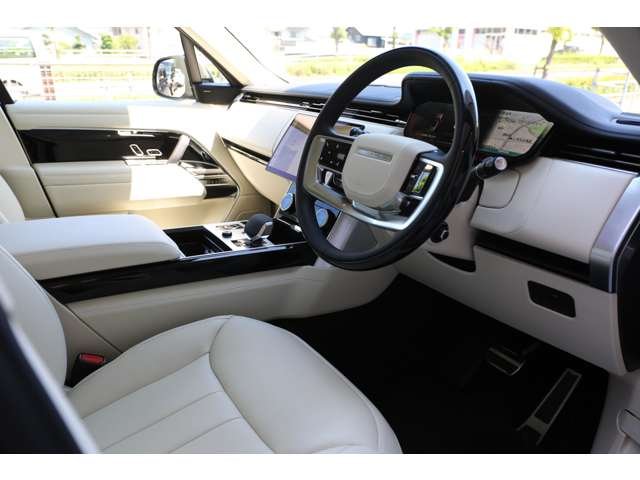 新型レンジローバー　ＨＳＥ　Ｐ５３０　４．４リッターＶ８エンジン　５３０ＰＳ（カタログ値）　ＢＭＷ製エンジン搭載モデルです！