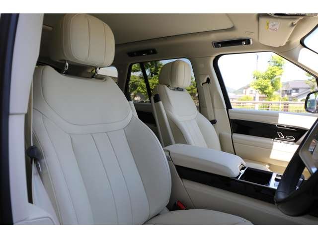 新型レンジローバー　ＨＳＥ　Ｐ５３０　４．４リッターＶ８エンジン　５３０ＰＳ（カタログ値）　ＢＭＷ製エンジン搭載モデルです！