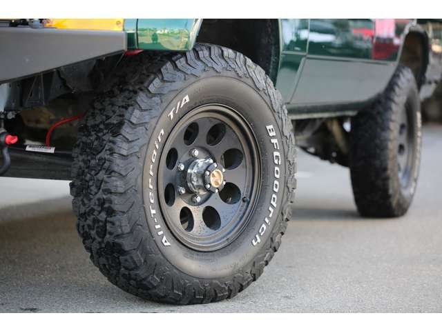 カスタム多数のランドクルーザープラドが入庫しました！全塗装済みです！アウトドア仕様がバッチリ決まった１台です！お気軽にお問い合わせください。