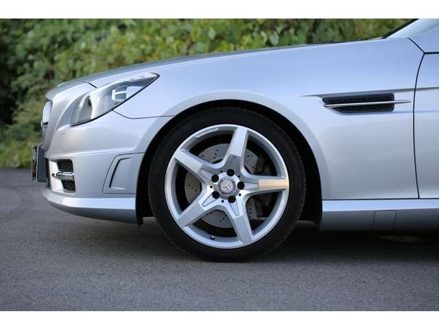 メルセデスベンツＳＬＫ２００　６速ミッションです。内外装ともきれいな１台です！電動オープンでＭＴと楽しいお車になっております！お気軽にお問い合わせください。