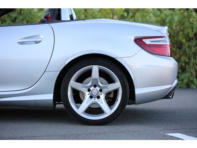 メルセデスベンツＳＬＫ２００　６速ミッションです。内外装ともきれいな１台です！電動オープンでＭＴと楽しいお車になっております！お気軽にお問い合わせください。