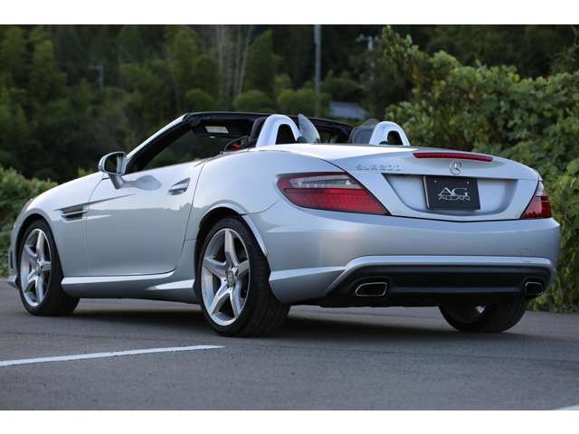 メルセデスベンツＳＬＫ２００　６速ミッションです。内外装ともきれいな１台です！電動オープンでＭＴと楽しいお車になっております！お気軽にお問い合わせください。