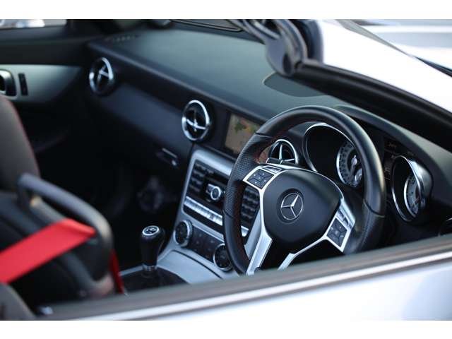 メルセデスベンツＳＬＫ２００　６速ミッションです。内外装ともきれいな１台です！電動オープンでＭＴと楽しいお車になっております！お気軽にお問い合わせください。