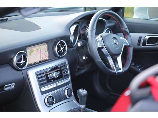 メルセデスベンツＳＬＫ２００　６速ミッションです。内外装ともきれいな１台です！電動オープンでＭＴと楽しいお車になっております！お気軽にお問い合わせください。