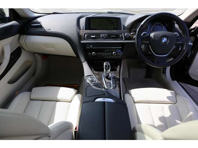 ＢＭＷ　６４０ｉグランクーペ　白レザー×サンルーフ　入庫しました！装備充実のお洒落４ドアクーペです。お気軽にお問い合わせください。