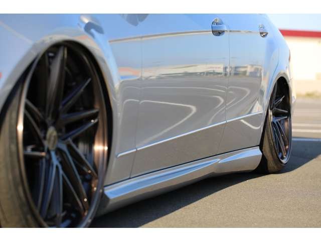 メルセデスベンツ　Ｅ３００　社外エアサス・２０ＡＷ・社外バンパー・フェンダー・流用ブレーキ・ＵＳマーカー　カスタム多数の１台です！エアサスは公認になります。お気軽にお問い合わせください！