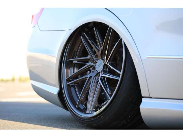 メルセデスベンツ　Ｅ３００　社外エアサス・２０ＡＷ・社外バンパー・フェンダー・流用ブレーキ・ＵＳマーカー　カスタム多数の１台です！エアサスは公認になります。お気軽にお問い合わせください！