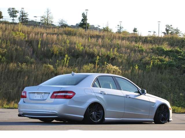 メルセデスベンツ　Ｅ３００　社外エアサス・２０ＡＷ・社外バンパー・フェンダー・流用ブレーキ・ＵＳマーカー　カスタム多数の１台です！エアサスは公認になります。お気軽にお問い合わせください！