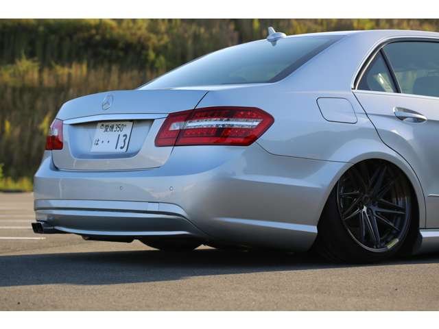 メルセデスベンツ　Ｅ３００　社外エアサス・２０ＡＷ・社外バンパー・フェンダー・流用ブレーキ・ＵＳマーカー　カスタム多数の１台です！エアサスは公認になります。お気軽にお問い合わせください！