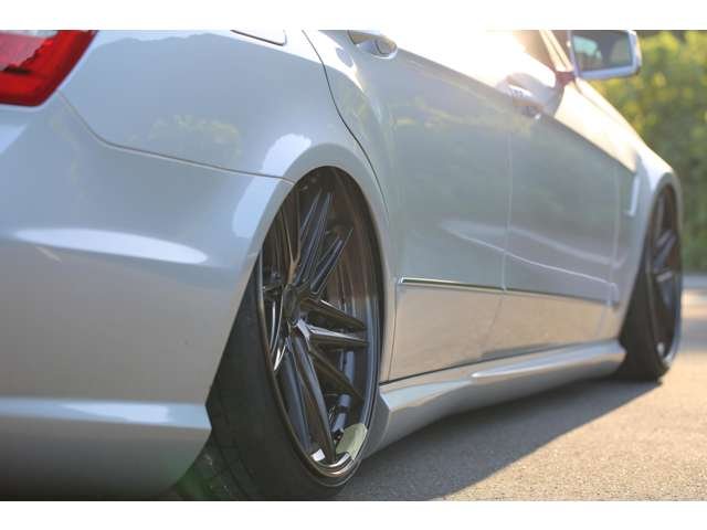 メルセデスベンツ　Ｅ３００　社外エアサス・２０ＡＷ・社外バンパー・フェンダー・流用ブレーキ・ＵＳマーカー　カスタム多数の１台です！エアサスは公認になります。お気軽にお問い合わせください！