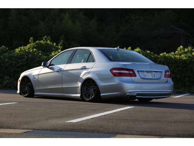 メルセデスベンツ　Ｅ３００　社外エアサス・２０ＡＷ・社外バンパー・フェンダー・流用ブレーキ・ＵＳマーカー　カスタム多数の１台です！エアサスは公認になります。お気軽にお問い合わせください！