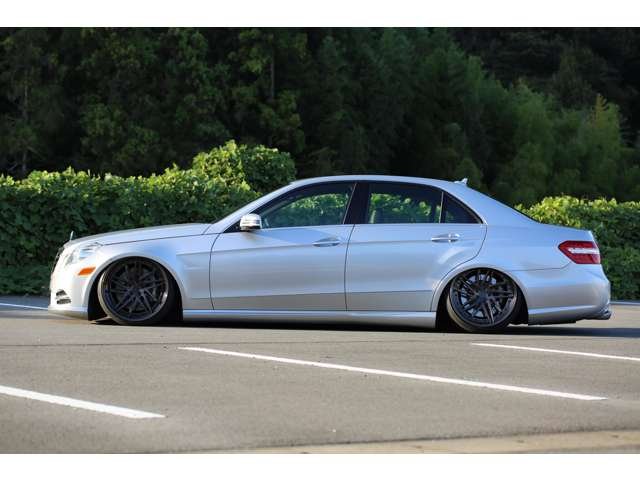 メルセデスベンツ　Ｅ３００　社外エアサス・２０ＡＷ・社外バンパー・フェンダー・流用ブレーキ・ＵＳマーカー　カスタム多数の１台です！エアサスは公認になります。お気軽にお問い合わせください！