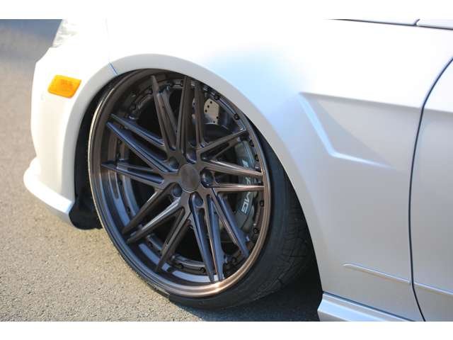 メルセデスベンツ　Ｅ３００　社外エアサス・２０ＡＷ・社外バンパー・フェンダー・流用ブレーキ・ＵＳマーカー　カスタム多数の１台です！エアサスは公認になります。お気軽にお問い合わせください！