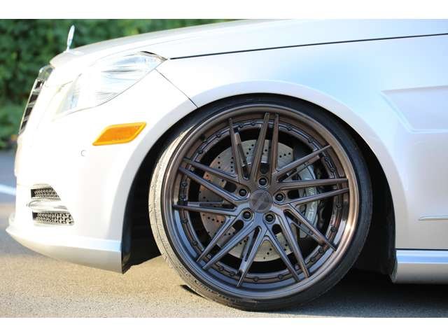 メルセデスベンツ　Ｅ３００　社外エアサス・２０ＡＷ・社外バンパー・フェンダー・流用ブレーキ・ＵＳマーカー　カスタム多数の１台です！エアサスは公認になります。お気軽にお問い合わせください！