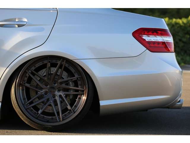 メルセデスベンツ　Ｅ３００　社外エアサス・２０ＡＷ・社外バンパー・フェンダー・流用ブレーキ・ＵＳマーカー　カスタム多数の１台です！エアサスは公認になります。お気軽にお問い合わせください！