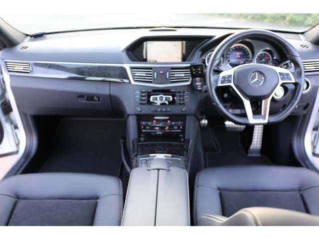 メルセデスベンツ　Ｅ３００　社外エアサス・２０ＡＷ・社外バンパー・フェンダー・流用ブレーキ・ＵＳマーカー　カスタム多数の１台です！エアサスは公認になります。お気軽にお問い合わせください！