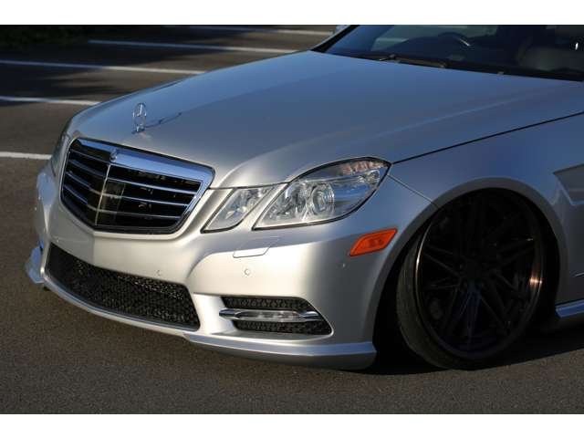 メルセデスベンツ　Ｅ３００　社外エアサス・２０ＡＷ・社外バンパー・フェンダー・流用ブレーキ・ＵＳマーカー　カスタム多数の１台です！エアサスは公認になります。お気軽にお問い合わせください！