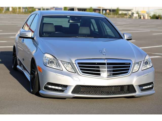 メルセデスベンツ　Ｅ３００　社外エアサス・２０ＡＷ・社外バンパー・フェンダー・流用ブレーキ・ＵＳマーカー　カスタム多数の１台です！エアサスは公認になります。お気軽にお問い合わせください！