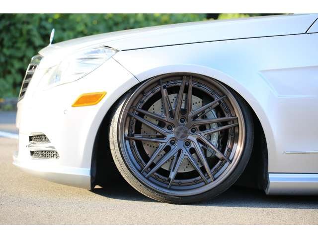 メルセデスベンツ　Ｅ３００　社外エアサス・２０ＡＷ・社外バンパー・フェンダー・流用ブレーキ・ＵＳマーカー　カスタム多数の１台です！エアサスは公認になります。お気軽にお問い合わせください！