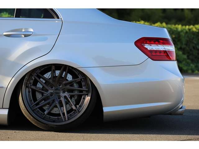 メルセデスベンツ　Ｅ３００　社外エアサス・２０ＡＷ・社外バンパー・フェンダー・流用ブレーキ・ＵＳマーカー　カスタム多数の１台です！エアサスは公認になります。お気軽にお問い合わせください！