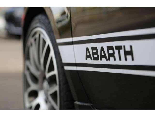 アバルト５００　エッセエッセ　入庫しました！５ＭＴ　赤革シート　キビキビと走る楽しいお車です！４本出しマフラー　ＥＴＣ　お気軽にお問い合わせください！