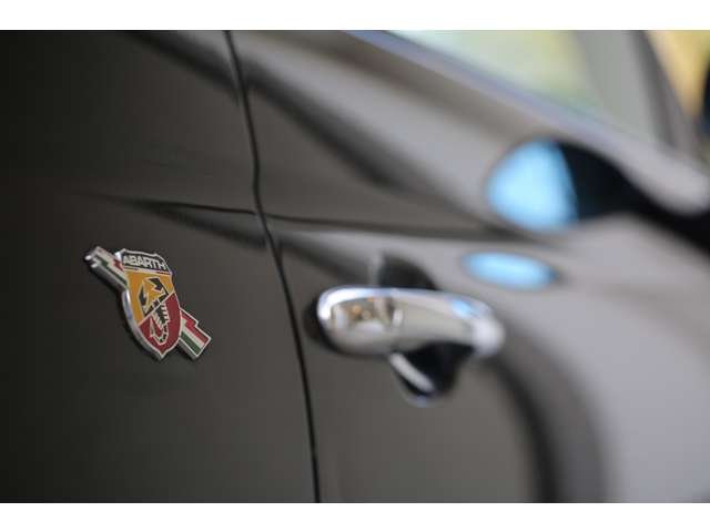 アバルト５００　エッセエッセ　入庫しました！５ＭＴ　赤革シート　キビキビと走る楽しいお車です！４本出しマフラー　ＥＴＣ　お気軽にお問い合わせください！