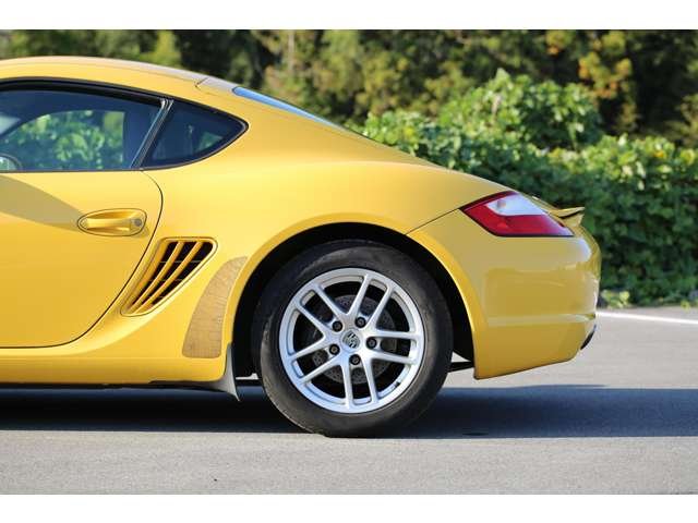 ポルシェ　ケイマン　５ＭＴ　左ハンドル　社外ナビ　ＥＴＣ　付き　車両取扱説明書・記録簿有ります。　お気軽にお問い合わせください！