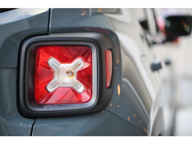 ジープレネゲード トレイルホーク 入庫しました!純正オーディオ バックカメラ スマートキー USB接続 AUX接続 コーナーセンサー 装備充実です!お気軽にお問い合わせください!