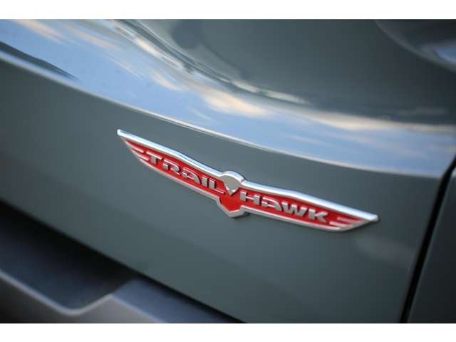 ジープレネゲード トレイルホーク 入庫しました!純正オーディオ バックカメラ スマートキー USB接続 AUX接続 コーナーセンサー 装備充実です!お気軽にお問い合わせください!