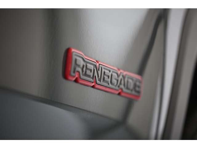 ジープレネゲード トレイルホーク 入庫しました!純正オーディオ バックカメラ スマートキー USB接続 AUX接続 コーナーセンサー 装備充実です!お気軽にお問い合わせください!