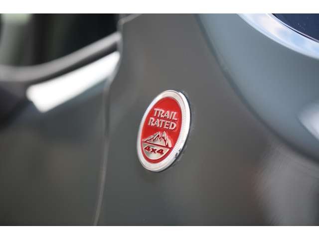 ジープレネゲード トレイルホーク 入庫しました!純正オーディオ バックカメラ スマートキー USB接続 AUX接続 コーナーセンサー 装備充実です!お気軽にお問い合わせください!