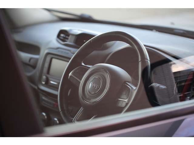 ジープレネゲード トレイルホーク 入庫しました!純正オーディオ バックカメラ スマートキー USB接続 AUX接続 コーナーセンサー 装備充実です!お気軽にお問い合わせください!