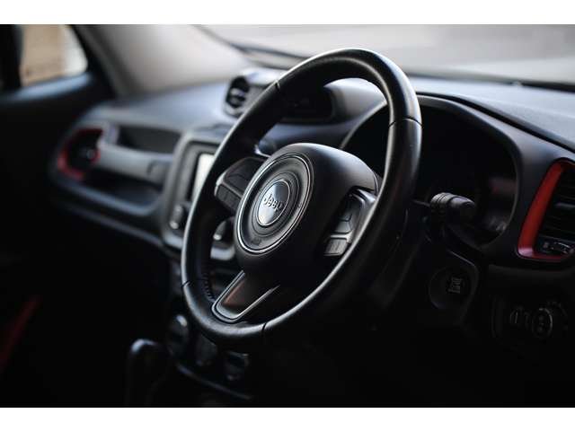 ジープレネゲード トレイルホーク 入庫しました!純正オーディオ バックカメラ スマートキー USB接続 AUX接続 コーナーセンサー 装備充実です!お気軽にお問い合わせください!