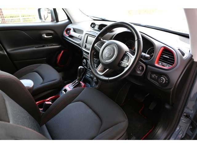 ジープレネゲード トレイルホーク 入庫しました!純正オーディオ バックカメラ スマートキー USB接続 AUX接続 コーナーセンサー 装備充実です!お気軽にお問い合わせください!