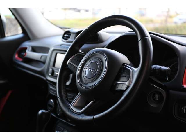 ジープレネゲード トレイルホーク 入庫しました!純正オーディオ バックカメラ スマートキー USB接続 AUX接続 コーナーセンサー 装備充実です!お気軽にお問い合わせください!