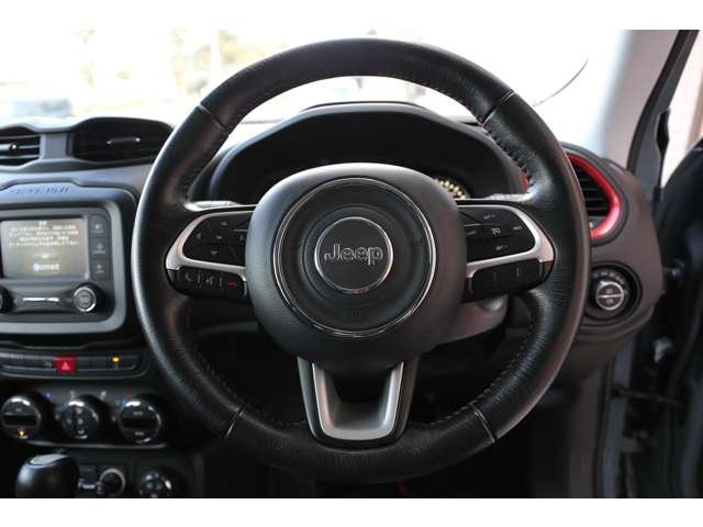 ジープレネゲード トレイルホーク 入庫しました!純正オーディオ バックカメラ スマートキー USB接続 AUX接続 コーナーセンサー 装備充実です!お気軽にお問い合わせください!