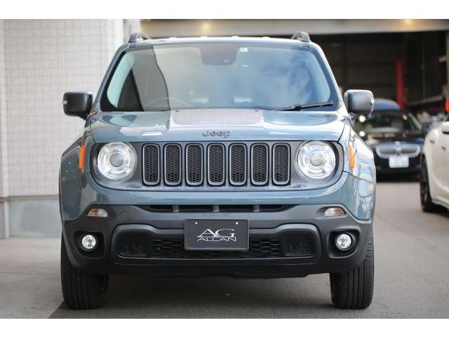 ジープレネゲード トレイルホーク 入庫しました!純正オーディオ バックカメラ スマートキー USB接続 AUX接続 コーナーセンサー 装備充実です!お気軽にお問い合わせください!