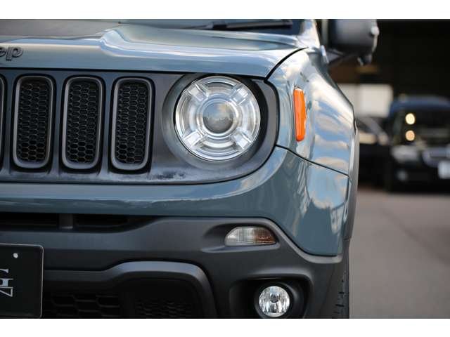 ジープレネゲード トレイルホーク 入庫しました!純正オーディオ バックカメラ スマートキー USB接続 AUX接続 コーナーセンサー 装備充実です!お気軽にお問い合わせください!