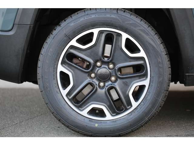 ジープレネゲード トレイルホーク 入庫しました!純正オーディオ バックカメラ スマートキー USB接続 AUX接続 コーナーセンサー 装備充実です!お気軽にお問い合わせください!