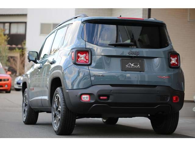 ジープレネゲード トレイルホーク 入庫しました!純正オーディオ バックカメラ スマートキー USB接続 AUX接続 コーナーセンサー 装備充実です!お気軽にお問い合わせください!