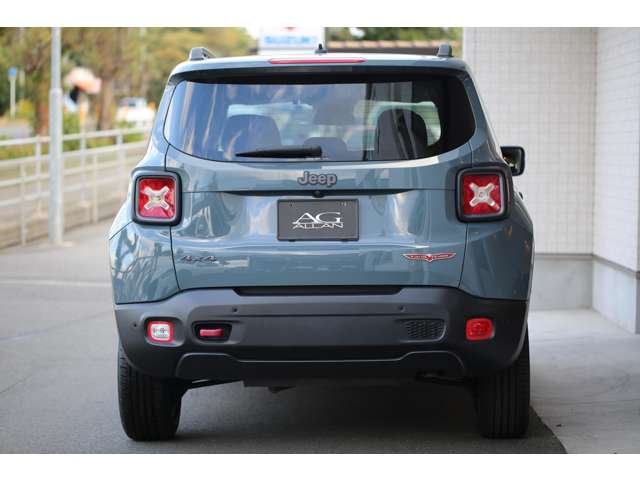 ジープレネゲード トレイルホーク 入庫しました!純正オーディオ バックカメラ スマートキー USB接続 AUX接続 コーナーセンサー 装備充実です!お気軽にお問い合わせください!