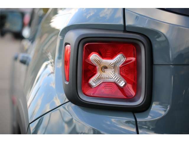 ジープレネゲード トレイルホーク 入庫しました!純正オーディオ バックカメラ スマートキー USB接続 AUX接続 コーナーセンサー 装備充実です!お気軽にお問い合わせください!