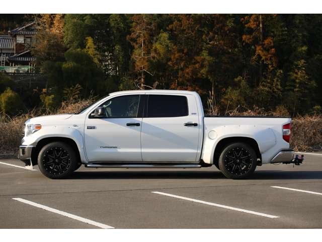 トヨタ　タンドラ　クルーマックスＳＲ５入庫しました！カスタム多数の１台です！オーバーフェンダー　ローダウン　ＦＵＥＬ２０ＡＷ　ナビ　Ｂカメラ　唯一無二のスタイルです！お気軽にお問い合わせください！