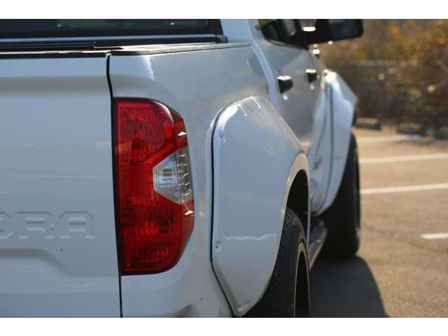 トヨタ　タンドラ　クルーマックスＳＲ５入庫しました！カスタム多数の１台です！オーバーフェンダー　ローダウン　ＦＵＥＬ２０ＡＷ　ナビ　Ｂカメラ　唯一無二のスタイルです！お気軽にお問い合わせください！