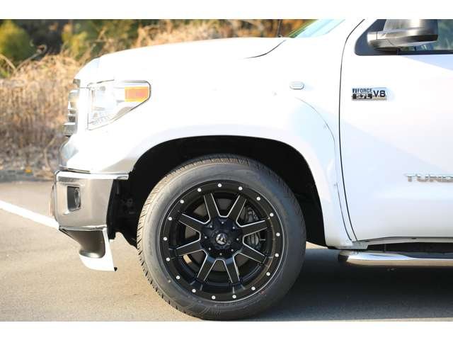 トヨタ　タンドラ　クルーマックスＳＲ５入庫しました！カスタム多数の１台です！オーバーフェンダー　ローダウン　ＦＵＥＬ２０ＡＷ　ナビ　Ｂカメラ　唯一無二のスタイルです！お気軽にお問い合わせください！