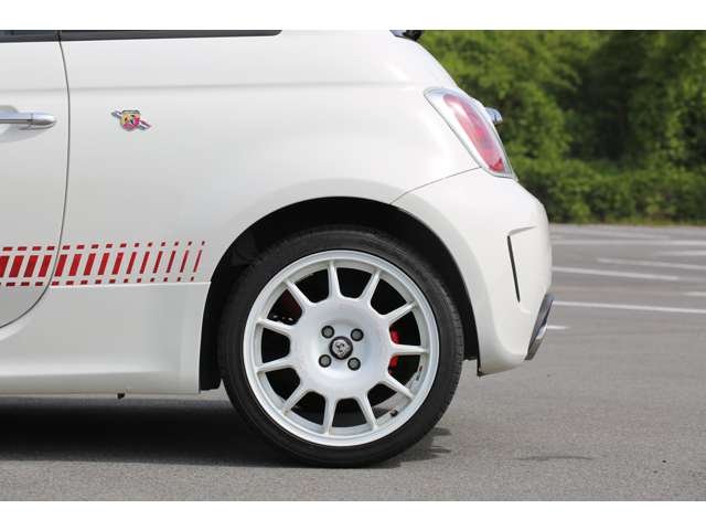 アバルト５００　入庫しました！　５速ミッション　スロットルコントローラー　Ｂｌｕｅｔｏｏｔｈ接続可能　ＥＴＣ　ＯＺ１７インチアルミホイール　シートローダウン　お気軽にお問い合わせください！