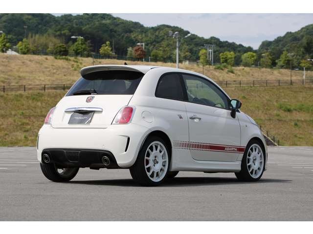 アバルト５００　入庫しました！　５速ミッション　スロットルコントローラー　Ｂｌｕｅｔｏｏｔｈ接続可能　ＥＴＣ　ＯＺ１７インチアルミホイール　シートローダウン　お気軽にお問い合わせください！