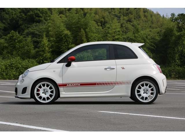 アバルト５００　入庫しました！　５速ミッション　スロットルコントローラー　Ｂｌｕｅｔｏｏｔｈ接続可能　ＥＴＣ　ＯＺ１７インチアルミホイール　シートローダウン　お気軽にお問い合わせください！